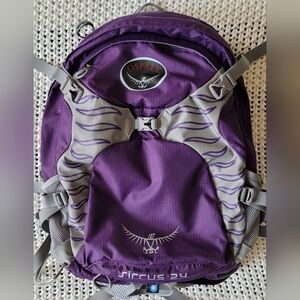 Osprey Sirrus 24 Womens Size S Daypack w/ Rain Cover, Violet